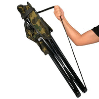 Pessoa carregando a cadeira dobrável camuflada pela alça de transporte, enfatizando a portabilidade extrema e a conveniência.