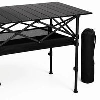 Mesa com bolsa de transporte visível, mostrando o design compacto e a durabilidade da estrutura com cesto de malha.