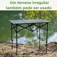 Mesa Explorer sendo utilizada em terreno irregular, provando a estabilidade e segurança da estrutura ajustável.