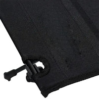 Close-up da fixação do tecido durável do tampo da mesa, garantindo resistência e segurança no apoio de objetos.