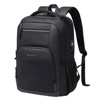 Mochila USB frontal com carregamento em andamento, enfatizando o carregamento contínuo e a praticidade de uso.