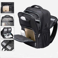 Vista interna da mochila, mostrando a organização multi-bolsos para tablet e fones, priorizando a segurança de eletrônicos.
