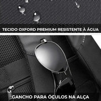 Close-up do tecido Oxford Premium resistente à água e o gancho para óculos, reforçando a durabilidade e a conveniência.