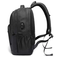 Vista lateral da mochila, mostrando o painel respirável e a porta USB lateral, combinando conforto e tecnologia.