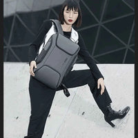 Usuária com a mochila de viagem, reforçando o estilo premium e a durabilidade do acessório.