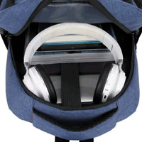 Vista interna da mochila, mostrando a organização para fones e livros, garantindo conveniência e Alto Valor.