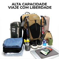 Mochila com diversos itens organizados, mostrando a alta capacidade para que o usuário possa viajar com liberdade e organização.
