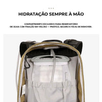 Vista interna do compartimento exclusivo para reservatório de água, garantindo hidratação e segurança no transporte.