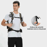 Usuário ajustando a fivela com o polegar, mostrando o ajuste rápido e a conveniência das alças, focando na ergonomia.