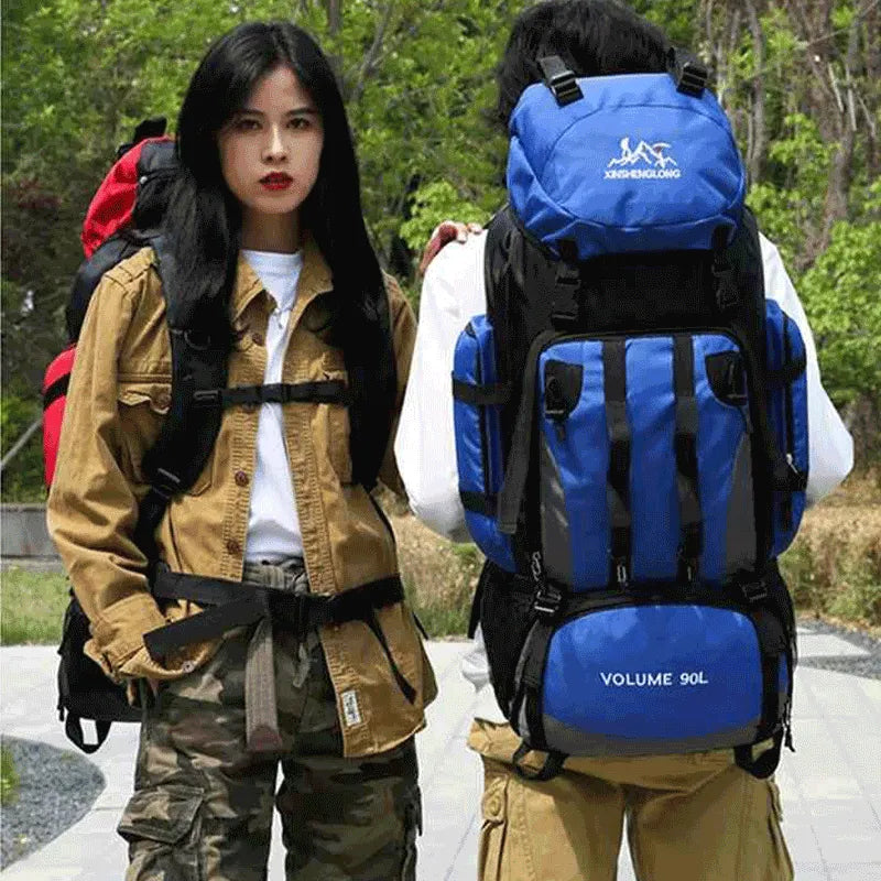 Duas pessoas com mochilas, destacando a mochila de aventura de 90 Litros e a portabilidade em grupo.