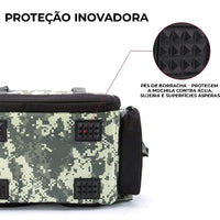 Proteção Inovadora com pés de borracha na base, que protege a mochila contra água, sujeira e superfícies ásperas, USP de durabilidade extrema.