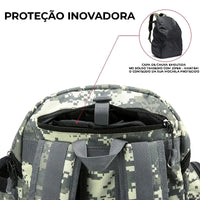 Detalhe da proteção inovadora com capa de chuva embutida no bolso traseiro, garantindo vedação e segurança dos itens internos.