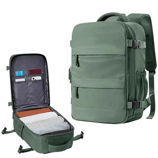 Mochila aberta mostrando o bolso exclusivo para sapato e compartimentos internos, garantindo higiene e conveniência na viagem.