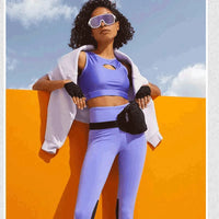 Usuária com óculos e roupa esportiva, demonstrando estilo esportivo e conforto para performance em atividades físicas.