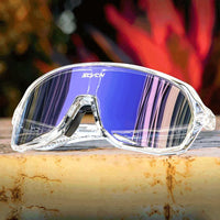 Óculos com armação transparente e lente azul, destacando a proteção UV400 e a versatilidade de cores.