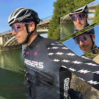 Ciclista utilizando os óculos, enfatizando o conforto e o ajuste firme das hastes de borracha no uso em ciclismo.