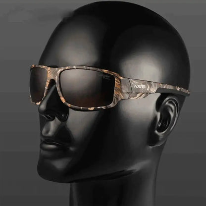 Mannequin utilizando o óculos camuflado, destacando o uso tático e o estilo performance do acessório polarizado.