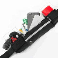 Vista interna da pochete com dinheiro, cartões e chaves, destacando a organização de valor e a segurança da pochete discreta.