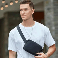 Usuário utilizando a pochete no modo transversal, reforçando o estilo urbano e o conforto para portabilidade diária.