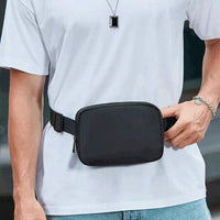 Usuário utilizando a pochete na cintura, demonstrando a versatilidade e a segurança antifurto do design compacto.