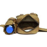 Vista interna da pochete aberta, destacando o bolso principal e o porta garrafa, garantindo organização interna e durabilidade.