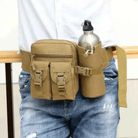 Usuário com a pochete, destacando o porta garrafa e o uso tático do cinto ajustável, reforçando a durabilidade.