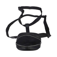 Vista interna da bolsa, mostrando os múltiplos bolsos e o zíper, reforçando a organização e a segurança do design premium.