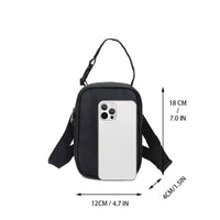 Pochete com dimensões (18cm altura) e celular, comprovando a capacidade celular e a portabilidade compacta para conveniência.