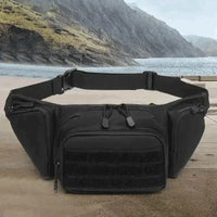 Pochete Tática Guardian sendo utilizada em cenário de praia/cais, destacando o uso tático e a durabilidade em ambientes externos.