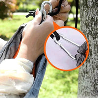 Mão prendendo a fivela de alpinismo (mosquetão) na corda, reforçando a segurança e a instalação fácil.