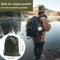 Pessoa carregando a rede de viagem compactada na mochila, destacando a portabilidade ultraleve e a conveniência para o viajante.