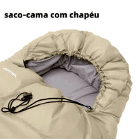 Saco-cama com chapéu (capuz) ajustável, garantindo vedação e segurança extra contra o frio na região da cabeça.