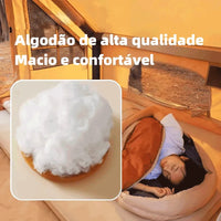 Usuária dormindo no saco de dormir, com detalhe do algodão de alta qualidade, garantindo higiene e toque macio e confortável.