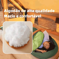 Usuária dormindo, com detalhe do algodão de alta qualidade e enchimento, garantindo isolamento térmico e conforto macio.