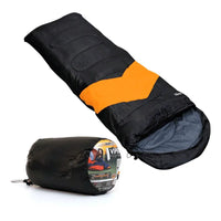 Saco de dormir Night Explorer isolado ao lado da bolsa de transporte compacta, reforçando a conveniência e o Alto Valor do kit.