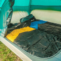Saco de dormir dentro da barraca, mostrando a possibilidade de uso duplo (abertura total), ideal para camping familiar e higiene compartilhada.