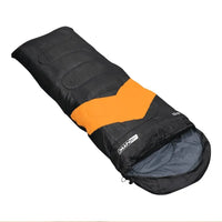 Saco de Dormir preto e laranja semiaberto, mostrando o zíper de qualidade para vedação térmica e o tecido interno de algodão para higiene.