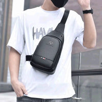 Usuário utilizando a bolsa no modo transversal, destacando o couro texturizado e o estilo casual de Alto Valor.