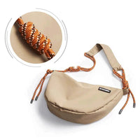 Close-up da alça de corda laranja/marrom, USP de estilo único e durabilidade que garante segurança no transporte.