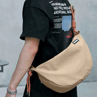 Vista traseira da bolsa, focando no design ergonômico e no estilo único da corda exclusiva e do tecido durável.