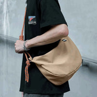 Usuário utilizando a bolsa transversal, destacando o estilo urbano e o conforto do caimento para o público de Alto Valor.