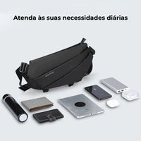 Shoulder Bag com itens diários (tablet, garrafa, celular), mostrando a capacidade de atender às necessidades diárias de Alto Valor.