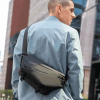 Usuário com a bolsa na parte traseira, reforçando a segurança antifurto e a portabilidade do design geométrico.