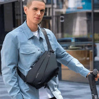 Usuário utilizando a bolsa no modo transversal, destacando o estilo urbano e o conforto do design ergonômico.