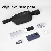 Bolsa disposta com itens eletrônicos (câmera, celular), promovendo a viagem leve e a segurança na organização de eletrônicos.
