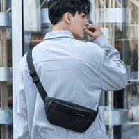 Usuário com a bolsa na parte traseira, reforçando a segurança antifurto e o design premium para conveniência urbana.