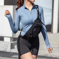 Usuária utilizando a bolsa no modo transversal com roupa fitness, destacando o estilo e o conforto para atividades.