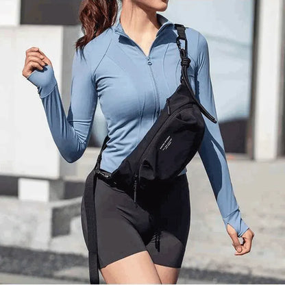 Usuária utilizando a bolsa no modo transversal com roupa fitness, destacando o estilo e o conforto para atividades.