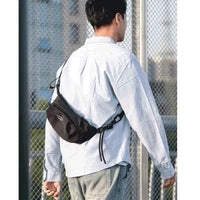 Usuário com a bolsa na parte traseira, reforçando a segurança antifurto e a durabilidade do tecido no uso transversal.