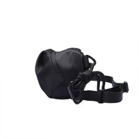 Vista lateral da bolsa dobrada, destacando a portabilidade compacta e a conveniência para viagem e armazenamento.